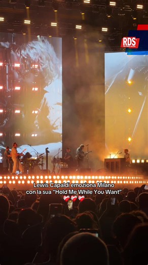 Won’t you staaaay a while? Hold Me While You Wait live da Fieramilano ci ha fatto emozionare come non mai 🫶 . . #LewisCapaldi #SurviveTour #Survive @EMI Records Italy @Lewis Capaldi