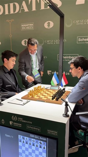 Mohammed Al Mudahka, President of the Qatar Chess Federation, made the ceremonial move of Round 7