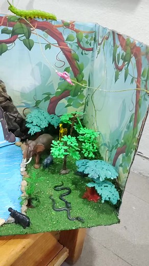 Maqueta de la Selva: Creatividad y Vida Animal