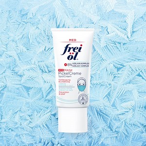 Heute lüften wir das Geheimnis um unser neustes Produkt: die frei öl® SOS MASK PickelCreme! Das häufige Tragen eines Mund-Nasen-Schutzes kann unreine Haut verursachen. Die SOS MASK PickelCreme bekämpft Pickel und Mitesser effektiv mit Niacinamid und Salicylsäure und reduziert die Talgproduktion mit einem einzigartigen Azelain-Komplex. Verstopften Poren, die Unreinheiten begünstigen, wird so vorgebeugt. Bereits entstandene Reizungen werden mit Panthenol und Aloe vera reguliert und gelindert. Brin
