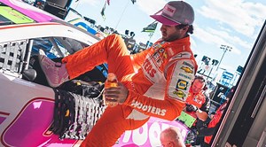 Chase Elliott, Hooters raise awareness with pink paint scheme