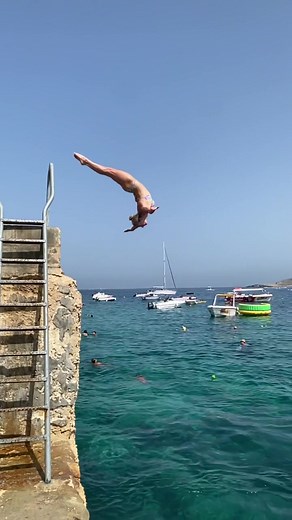 Diving ⚓️ Do you prefer diving into a pool or the ocean?! #circus #dive #diving #SummerMashup #WelcomeBack#fyp #flip