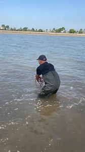 Flying disc net fishing pulled in a fish and a big stone | Anhnongdanth