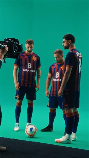 FC Basel 1893 on Instagram: "✨📹 𝘽𝙚𝙝𝙞𝙣𝙙 𝙩𝙝𝙚 𝙎𝙘𝙚𝙣𝙚𝙨 𝙯𝙪𝙢 𝙎𝙝𝙤𝙤𝙩 𝙙𝙚𝙧 𝙣𝙚𝙪𝙚𝙣 𝘽𝙞𝙩𝙥𝙖𝙣𝙙𝙖-𝙆𝙖𝙢𝙥𝙖𝙜𝙣𝙚 𝙢𝙞𝙩 𝙎𝙝𝙖𝙦, 𝘿𝙤𝙢𝙚 𝙪𝙣𝙙 𝙉𝙞𝙘𝙤 🔴🔵 Bitpanda, Europas führende Krypto-Plattform und Hauptsponsor des FC Basel 1893, präsentiert seine neue Markenkampagne – mit der klaren Botschaft: «Wenn Krypto, dann Bitpanda.» Mit an Bord: der FCB ⚽️ – als Teil einer Partnerschaft, die Innovation, Leidenschaft und Teamgeist verbindet ⚽️ Den TV-Spot findet ihr über d