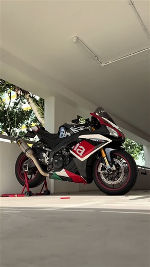 Experience the Thrill of the Aprilia RSV4