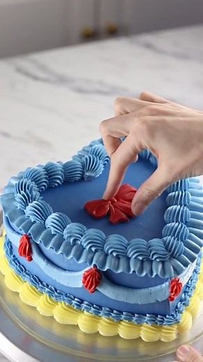 Snow White Cake 🍎 #snowwhite #disneyprincess #disney #cake #baking | Life Cake