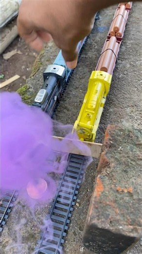Mainan kereta api duel railking kuning dan hitam balapan mengangkut gerbong kayu dan minyak