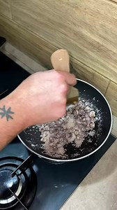 Ricetta mandorle pralinate, noci pralinate, noccioline pralinate, nocciole pralinate Ingredienti 100 g di mandorle 100 g di noci 100 g di nocciole 300 g di zucchero 150 ml di acqua | Carlo Gaiano