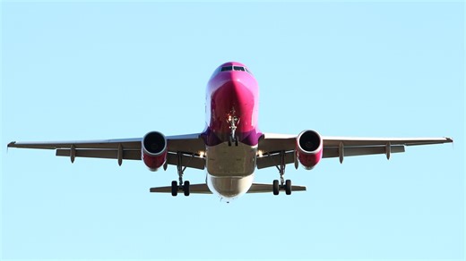 Dramatické okamihy na letisku v Prahe. Lietadlo sa šúchalo o pristávaciu dráhu | TVNOVINY.sk