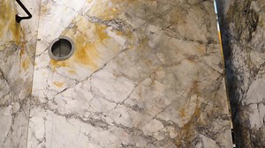 185 reactions · 20 shares | Une porte sur pivot en marbre comme celle-ci a besoin d’une charnière à pivot qui puisse supporter son poids, et cette fonction est parfaitement exécutée, dans ce cas, par la charnière à pivot System One de FritsJurgens. Le mouvement de la porte est entièrement contrôlé, fluide et aisé. Découvrez quel système de charnière à pivot FritsJurgens est adapté à votre porte sur pivot. | FritsJurgens | Facebook