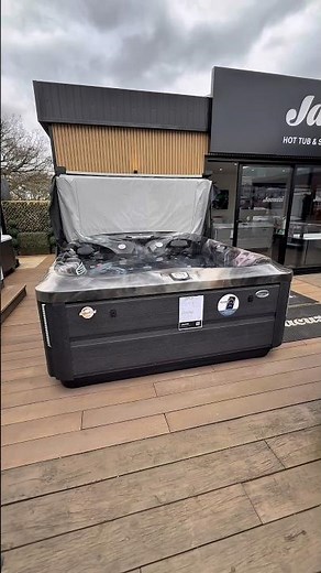 Jacuzzi J-475 hot tub 🖤 #hottub #hottubs #jacuzzi #spas #outdoorliving