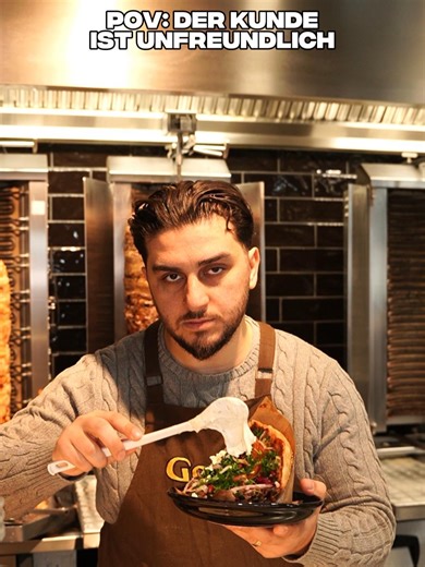 Bei Golt’z Kebap zählt nur eins: echter Geschmack 🔥🥙 Frisches Fleisch direkt vom Spieß, unsere hausgemachten Soßen und knackige Zutaten – jeden Tag frisch für euch zubereitet 💪 Ob Döner, Dürüm oder Teller – bei uns bekommt ihr Qualität, die man schmeckt 🤤 Kommt vorbei und gönnt euch euren Golt’z Moment 😮‍💨🔥 📍 3x in Berlin · 1x in Cottbus Unsere Standorte: 📍 Golt’z Kebap Mariendorf Mariendorfer Damm 292A, 12107 Berlin 📍 Golt’z Kebap Charlottenburg Otto-Suhr-Allee 107, 10585 Berlin 📍 Go