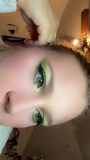 Alien Pallet 💚👽 @Jeffree Star Cosmetics @Jeffree Star #makeup #jeffreestar #jfc #jeffreestarcosmetics #alienpallet #makeuptok #green #fyp #makeuptransformation