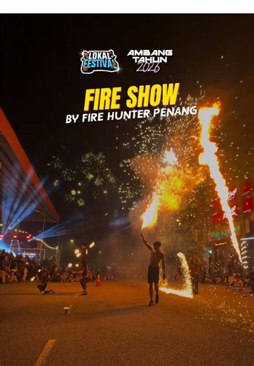 DISCLAIMER ‼️ PLEASE DO NOT ATTEMPT TO COPY THESE ACTIONS. ALL PERFORMANCES ARE CARRIED OUT BY PROFESSIONALS. ‼️ 🔥🔥FIRE SHOW BY FIRE HUNTER PENANG🔥🔥LOKAL FESTIVAL AMBANG TAHUN 2026 Acara Tahunan Paling Rare, Paling Sempoi Di Penang! Gabungan pelbagai aktiviti dalam 1 festival mega: - Year End Sale (Dalam Sunshine Mall) - Tembakan Bunga Api - ⁠Malam Sejuta Selawat - ⁠Forum Islamik - ⁠Neon Fun Run & Ride 2025 - ⁠Konsert Artis PERCUMA - Street Food Fest - ⁠Bundle,Thrif, Fashion Fest (Headlimit