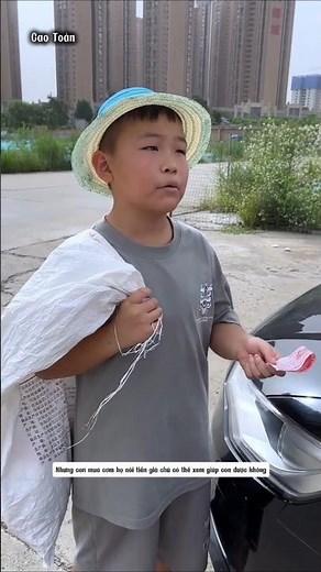 Chị gái tốt bụng giúp đỡ cháu bé nhặt ve chai đổi tiền để có thể mua cơm để ăn #shorts