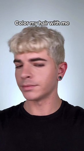 Coloring my hair blue with @XMONDO Hair Super Blue hair healing semi permanent color. I’ve used this one in the past and its my all time favorite blue hair color! Its so easy to apply i just use my gloved hands and my hair feels so healthy after (non damaging) *not sponsored but i would love to work with them some day 😅* I would love to try some of the other colors do you bave any recommendations? 🌈 __ #bluehair #xmondohair #hairdyetransformation #bradmondo @Brad Mondo