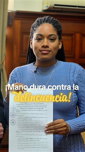 Rosangella Barbarán on Instagram: "Hoy firmamos la autógrafa de mi proyecto de ley, que penaliza la activación y venta de SIM cards ilegales. 🚨 8 años de cárcel para quienes las vendan. 🚨 Pena también para quienes las activen con identidades robadas. Entre 2022 y 2024 se incautaron más de 15 mil chips ilegales. La policía los atrapaba, pero salían libres por un vacío legal. Eso se acabó! Ahora ya no hay pretextos: van presos. Esperamos que la Fiscalía haga su trabajo y no deje libres a estos 
