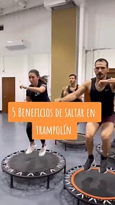 Beneficios de Saltar en Trampolín 1️⃣ Quema grasa más rápido 10 minutos en trampolín pueden equivaler a 30 minutos de cardio tradicional 🔥 2️⃣ Cuida tus rodillas y articulaciones Es de bajo impacto, ideal para entrenar sin dolor 🙌 3️⃣ Tonifica todo el cuerpo Piernas, glúteos, abdomen y brazos trabajan al mismo tiempo 💪 4️⃣ Mejora la circulación y el sistema linfático Ayuda a eliminar toxinas y reduce retención de líquidos 💧 5️⃣ Entrena y reduce el estrés Libera endorfinas y mejora tu estado 