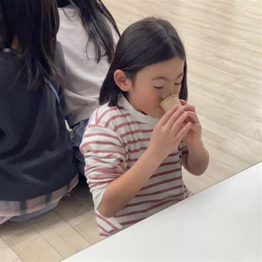 TELACO川名校 on Instagram: "こんにちは☺️TELACO川名校です🐣 本日のテラコプログラムは「みんなの知らない出汁の世界」 日本食に欠かせない出汁について、実際に飲み比べながら学びました😋✨ 比べる出汁は昆布とカツオと煮干し🐟出汁の取り方や匂いの違いも学びます☝️ 日本食ならではの旨み成分が感じられたかな？ #テラコ #テラコプログラム #TELACO川名校 #めいてつのアフタースクール #アフタースクール #民間学童 #学童 #川名校 #川名公園 #子どもの遊び #室内遊び #外遊び #名鉄スマイルプラス #名古屋市 #昭和区 #川名 #英会話 #プログラミング #プログラミング教室 #習い事#出汁"