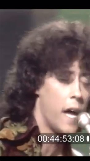 MissMissyPhillly🎼🎹🎸 on Instagram: "Arlo Guthrie performs “Coming Into Los Angeles” Arlo Guthrie performs “Coming Into Los Angeles” on The Dick Cavett Show in 1969. Off the album Running Down the Road which is the second studio album by American folk singer Arlo Guthrie. Guthrie’s version of the traditional folk tune “Stealin’” was featured in the film Two-Lane Blacktop. The cover shows the artist upon a Triumph TR6 Trophy motorcycle which is also pictured in the album’s ‘gate’. Clarence White