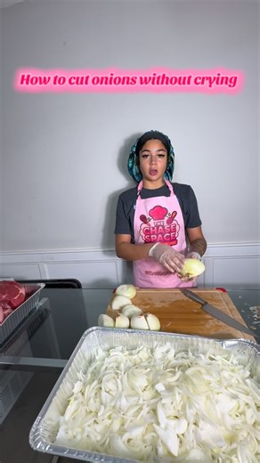 CATERING AVAILABLE (__Br1anna) on Instagram: "ATP I’m just hoarding content and I’m sorry 😭 I posted this on my story while I was cooking & forgot to make a reel ! But it’s definitely a help trick especially since I’m about to cut up 3 bags of onions tonight 😭 • • • • • •#cookingvideos#cookingtips#cookingteam #goodfood"