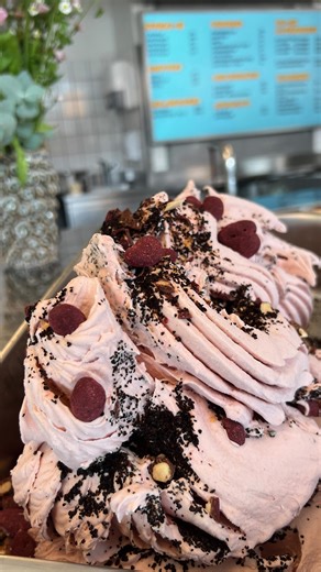 Ugens is er inspireret af den danske sensommer med et provencalsk pift! ☀️ CPH Cooking er en cremet hindbær-rabarber is vendt med rålakrids og hjemmelavede chokolade-dragé-mandler, der er vendt med rålakridspulver og hindbærstøv. Det er smagen af dansk sensommer med et provencalsk pift i form af de sødmefulde mandler. Isen er lavet i samarbejde med @copenhagencooking | Ismageriet