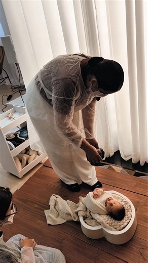 Bruni Lopes | Fotógrafa especializada em Newborn | Entregar um recém-nascido exige confiança. E confiança se constrói com cuidado, presença e respeito. Aqui, cada ensaio é pensado para que o... | Instagram