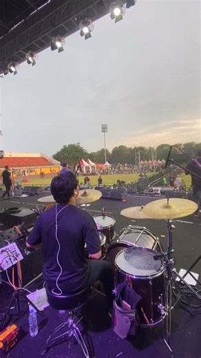 @ojak_tula on Instagram: "minggu kemarin sore selepas hujan di @lrtfest hanya beberapa lagu kita bawain. salah duanya ini, pertama singel “pasar ini telah musnah”. dan yang kedua segera rilis “nande” ❤️ @hutantropis.ofc use : @nebulae_cymbals @waveaudiomonitor @nawa.cymbal.mod @patterns.ofc shell snare custom @oscar_musik take by @udongg__"