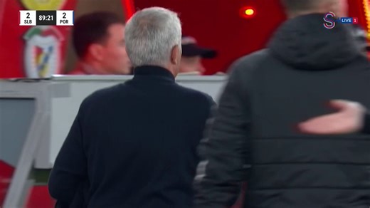 💥 Jose Mourinho: Çıkan haberlere göre başkanla aram bozulmuş. Nedenini bilmiyorum ama bana 25 yıllık üyelik rozetimi vermediler. Sanırım beni unuttular. Bunun dışında sorun yok. Sezon bittiğinde devam etmek ya da yollarımızı ayırmak için 10 günümüz olacak