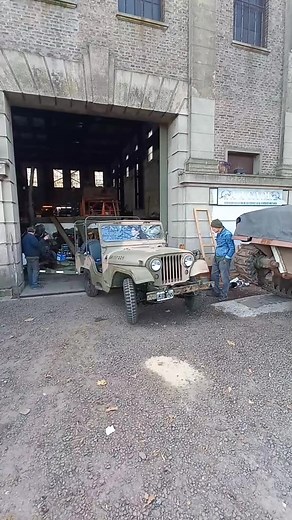 Con la ayuda del M101 sacamos el motor Poyaud en el trailer, que mas tarde lo llevara a Autoclasica 2023. | Asociacion Argentina de Coleccionistas de Vehiculos Militares