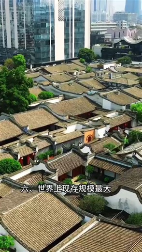📍【去福建必打卡的10个景区！】“福建有多美？走一趟你就知道！” 为什么人们常说去一趟福建， 就像刷了一整张中国隐藏地图🗺️✨？ 你是不是也幻想过不出国门，就能看遍森林、海岛、古城、雪岭？ 其实，中国东南角的福建，早就偷偷“承包”了你想象中的诗和远方🌤️🌊！ 👇快来看看，福建到底“有多像全世界”👇 ✅ 福建十大奇景推荐 🌟🏞️ 📍每一个都是独一无二的宝藏景点！ 📍东山岛｜漳州 🏝️🌊 风车公路、金銮湾、苏峰山环岛路，东南海岸线的浪漫代表 🌅 📍湄洲岛｜莆田 🙏🏮 妈祖的故乡，信仰之地，退潮后还能走进海上宫殿一般的潮音岩 🌊 📍武夷山｜南平 🍃🫖 乘竹筏漂流九曲溪，走进世界自然与文化双遗产的丹霞秘境 🛶 📍鼓浪屿｜厦门 🎹🏠 小资与文艺并存的海岛天堂，随手一拍都是明信片 📷 📍永定土楼｜龙岩 🏯🪵 圆的、方的、半月的土楼，千百人共居的客家围屋奇迹 🧱 📍三坊七巷｜福州 🏘️📚 福州最有文化味的街巷，穿过青石路就能走进旧时光 🧭 📍太姥山｜宁德 🪨🌫️ 奇峰怪石云雾缭绕，有“海上仙都”之称，拍照出片绝美 📸 📍白水