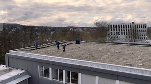 Wir haben die ertragreichste Photovoltaikanlage auf einem öffentlichen Gebäude in der ganzen Stadt Aachen 😍 🎉 Sie produziert 220.000 kWh im Jahr, insgesamt wurden 597 PV-Module verbaut auf dem Gebäude der Bayernallee 9 - ein Riesenprojekt, bei dem zwei Jahre lang viele Menschen aus der ganzen Hochschule mitgewirkt haben. Und darauf sind wir mächtig stolz 💪 "Als praxisorientierte Hochschule arbeiten wir immer an umsetzbaren Lösungen für aktuelle und zukünftige Problemstellungen. Das gilt auch 