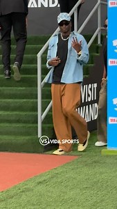 Umuhanzi Davis d na Mukunzi Yannick baribaje kureba super cup yahuzaga Ikipe ya APR FC na Rayon sports muri stade Amahoro @davisd_official @mukunziyannick #vidasports #goe🙏 #Supercupwithvida | Vida Neza Josiane