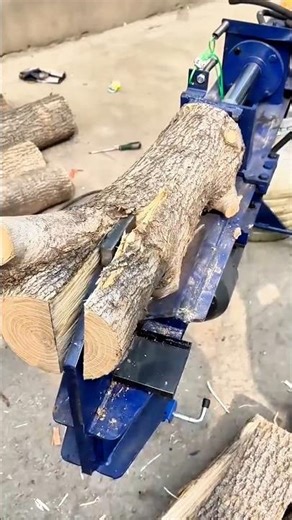 splitting large tree logs into four pieces using an automatic wood splitter machine #shorts