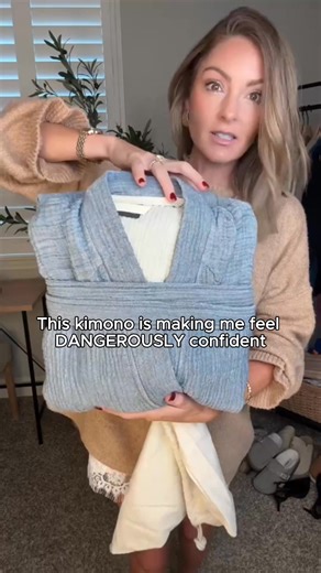 The robe designed for your dream night in, it's basically luxury loungewear. Four layers of soft Turkish cotton gauze that's light as air but cozy as a hug. Features a tie waist and two hidden pockets (because pockets make everything better). Relaxed fit that works for everyone. The kind of robe that makes you want to cancel plans and stay home all weekend. One size designed to fit and flatter most body types. Perfect for everything from morning coffee to full couch potato mode, drapes beautiful