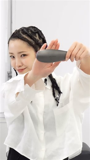 SALONIA（サロニア） on Instagram: "✅ポイント①：2段のピン構造 長いピンと短いピンが髪の絡まりを防ぎながら、頭皮の毛穴までしっかりアプローチ💯 濡れ髪や毛量多めの方も、ピンがしっかり届くから安心！ ✅ポイント②：頭皮にフィットするクラウン形状 頭の形に沿うように設計✨ どんな角度からブラッシングしても頭皮にフィット◎ ———— ✨NEW✨ 頭皮汚れを除去、トリートメントもムラなく塗布できるSALONIA「スムースシャインマルチケアブラシ」 11月25日新発売！ 洗髪からブラッシングまで、一本で美髪習慣をサポートし、根本的に美しい髪へ １．頭皮にダイレクトリーチするピン設計 ２．頭皮を優しく刺激し、汚れを落とす先端ボール加工 ３．手櫛の場合と比べ、トリートメントの塗布カバー率アップ 4．インバス・アウトバス兼用設計 5．水切りができて衛生的に使える自立設計 サロニア スムースシャインマルチケアブラシ カラー： グレー・ピンク 税込価格： 4,950円 ・2025年11月21日（金）：公式オンラインストア、ECサイト(楽天市場、Amazon、Yahoo!ショッピン