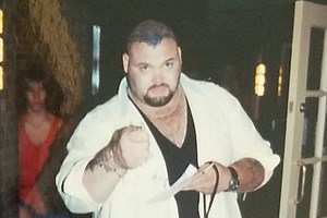 30 YRS AGO – Keller’s WWE Raw Report (10/10/1994): Lex Luger vs. Bam Bam Bigelow, Razor Ramon confesses his sins, plus Bundy, Head Shrinkers, Mabel, Owen Hart, Lawler, Undertaker