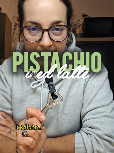 Leere Aufstrich-Gläser werden erst weg geworfen, wenn wir sie mit Kaffee gefüllt und das Endprodukt genossen haben, AMEN 😂 LEIDER hab ich den Zimt vergessen. Upsi.. weil ich liebe Zimt gibts dann wieder im nächsten Video ♥️♥️♥️ #coffee #coffeetok #coffeeaddicts #diycoffee #pistachiocream