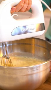 FLAN DE COCO Esta receta de Flan es Exquisita!!! Queda hiper cremoso y lo hacés muy fácil Todo lo que ves en mi cocina, desde mi batidora hasta mis moldes y cubiertos son Cuisinart Latinoamérica❤️ Pd: si no te gusta el Coco podés eliminarlo de la receta y obtener un flan de caramelo 👌🏻 Ingredientes 2 latas de leche condensada 2 latas de leche evaporada 4 huevos 1 cdita de vainilla 3/4 taza de coco rallado seco (podés tostarlo un poquito en una sartén o bien usarlo sin tostar) 1 taza de azúcar 