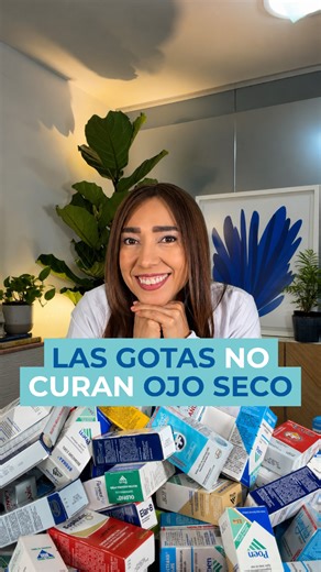 ¿Llevas meses con la gotita en la mano y el ojo seco no se va? 💧 Te tengo que decir algo como oftalmóloga. Tu error no es ponerte gotas. Tu error es creer que tu ojo seco es solo falta de lágrima. Las gotas pueden aliviar. Sí. Pero si el ardor, la visión borrosa, el cansancio o la sensación de arena vuelven todos los días… el problema casi nunca es resequedad simple. Detrás de un ojo seco muchas veces hay otra historia: ✅ Pantallas por horas ✅ Inflamación de los párpados ✅ Mala calidad de la lá