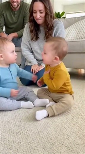 “Mommy Marry Me!” Twins Compete for Mom ❤️😂#TwinBoys #CuteBabies #FunnyFamily #MommyLove #BabyArgume