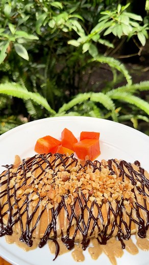 Nada dice más Valhalla que nuestros panqueques de macadamia recién salidos de la cocina 🥞 Suaves, esponjosos y con ese toque crujiente que solo nuestra finca puede darte. Desayuná rodeado de verde… y sabor real 🍃 | Valhalla Macadamia Project