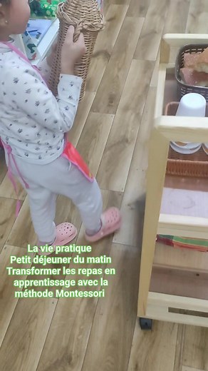 Pour préparer une table à manger Montessori, il faut aménager un espace adapté et utiliser du matériel à la taille de l'enfant, afin de favoriser son autonomie @super fans الاستاذة كواشي شهرة crèche et Ets multi d'accueil la familia dei bambini Montessori Constantine #montessori #منتيسوري #familia #كواشي #السعادة | crèche et Ets multi d'accueil la familia dei bambini Montessori Constantine