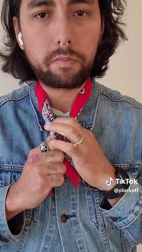 How to Tie a Neckerchief with a Ring in Western Style