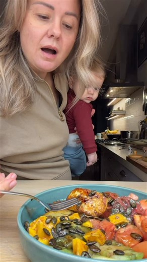 Dabar mane domina tik toks maistas, kurį galiu pasigaminti greitai – kartais net viena ranka, kaip ir valgyti. Ir štai nuostabus, greitas ir fantastiškas derinys: halumis, mango ir pomidorai (mano pomidorai – iš Eglės @50aru.darbo_ir_dziaugsmo Pirmiausia pakepinu moliūgų sėklas, tada supjaustau pomidorus, o halumį ( #sūriodžiazas ) pakepu ant gero, kvapnaus alyvuogių aliejaus – aš naudoju tą, kuris yra mano parduotuvėje. ( beatos.lt) Šiek tiek druskos – ypač skani ta Viduržemio jūros druska su p