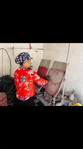 🎇 Ever wonder how those festive firecracker rolls are made? Watch as hundreds of single crackers are expertly connected and assembled in minutes! 👀 Follow along for a behind-the-scenes look at the speedy and precise production process. #Firecrackers #Manufacturing #BehindTheScenes #FastProduction | Doremi Pyrotechnics