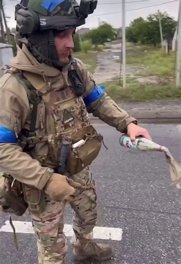 🔴Ukraynalı bir asker, Harkiv hattında “Rusya ile tek halkız” yazılı panoyu molotofkokteyliyle ateşe verdi.