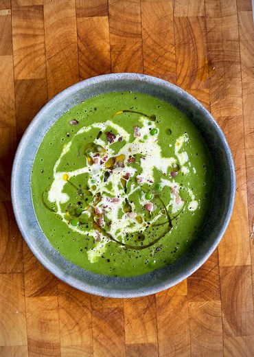 Pea & Bacon Soup | Great to see so many of you making the stews and now that soup season is officially upon us, this is my go to for back to school days! 🥰 Great for lunch, meal prep and it freezes really well- Make it this week, recipe below x Serves: 4 4 slices bacon, finely sliced 1 onion, finely chopped 50g butter 500g frozen peas 150g spinach 750ml vegetable stock Drop of cream | Donal Skehan