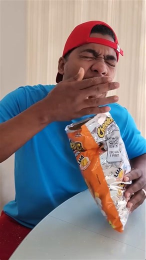ENGASGOU COM CHEETOS🧃👍#comedy#funnyvideos#funnymoments#memes#cheetos#snack#funny#trending