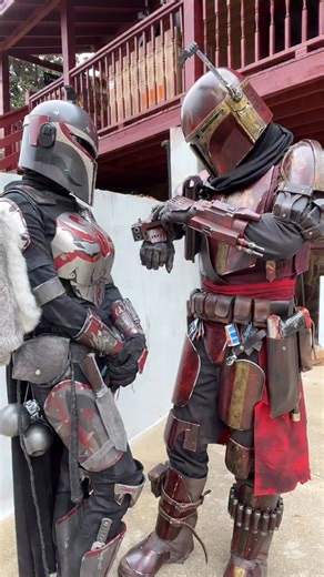 Samantha on Instagram: "Went straight over his head #mandalorian #mandaloriancosplay #starwars #starwarscostume #starwarsfan #cosplay #starwarscosplay #mandaloriancostume #mandalorianarmor #themandalorian #custommandalorian #mandaloriancouple #couplegoals #couple #cosplaycouple #starwarscouple #fettfriday"